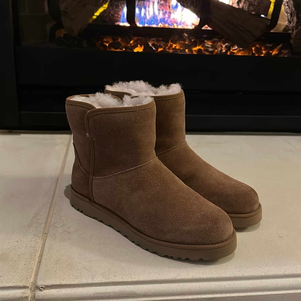 Brand new Women’s Uggs Cory II. Size 6. Chestnut color